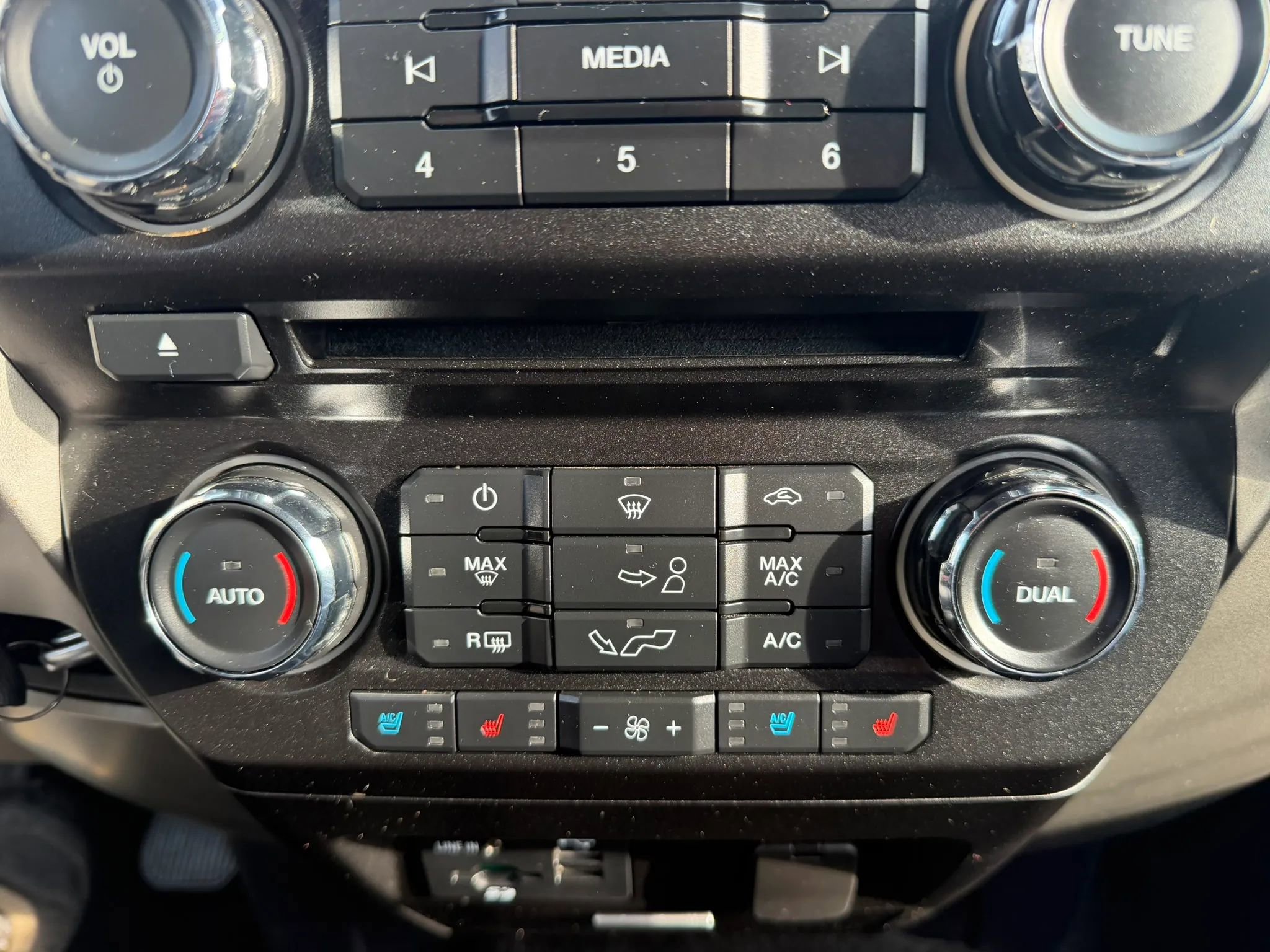 Used 2015 Ford F150 Lariat image 22