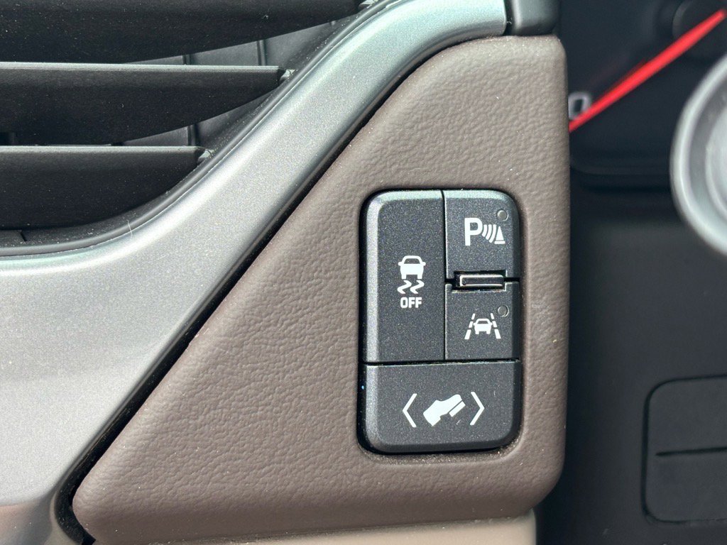 Used 2017 Chevrolet Suburban LT image 30