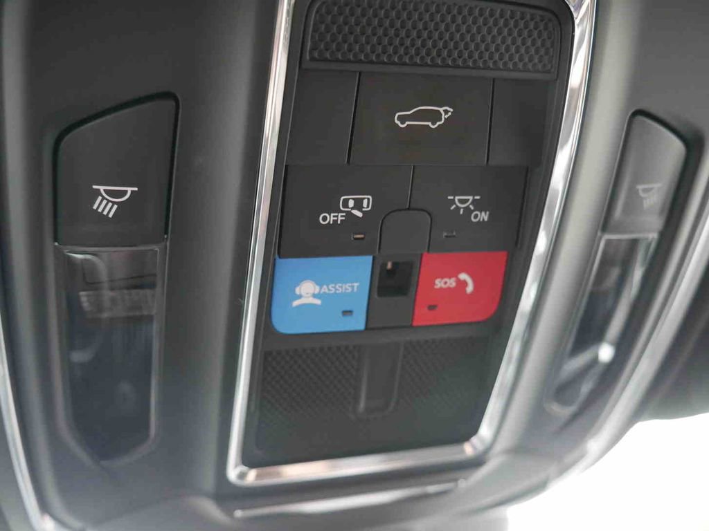 Certified 2025 Jeep Grand Cherokee Altitude AWD/4WD image 31