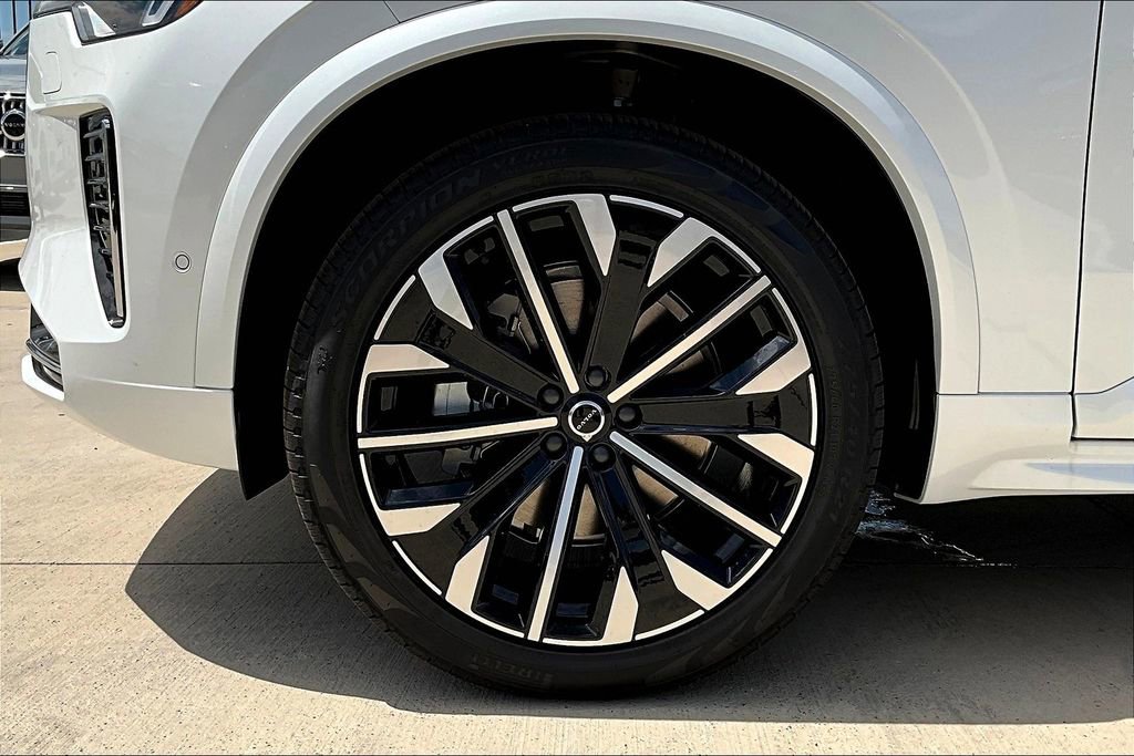 New 2026 Volvo XC90 B6 Plus w/ Protection Package Premier image 25