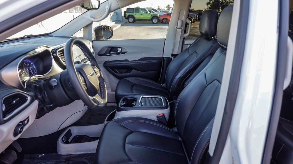 Certified 2023 Chrysler Pacifica Touring-L image 20