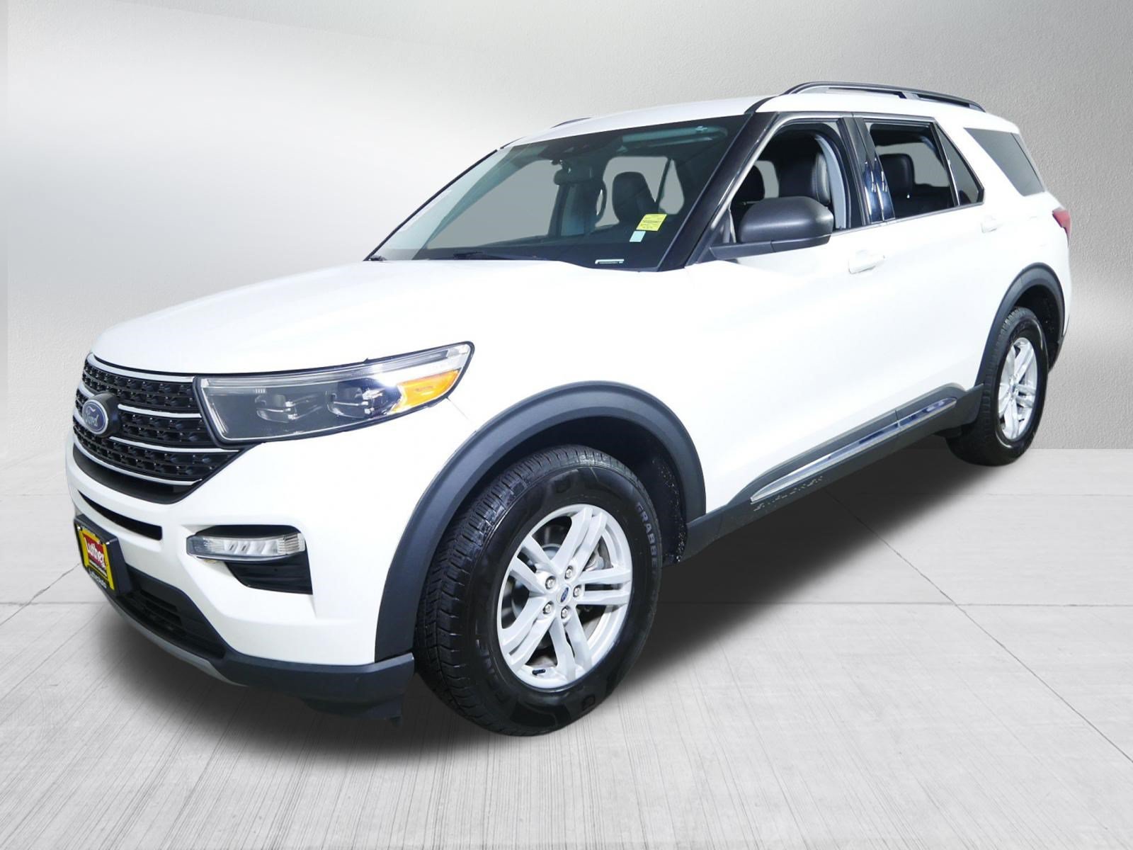 Used 2023 Ford Explorer XLT AWD/4WD image 3
