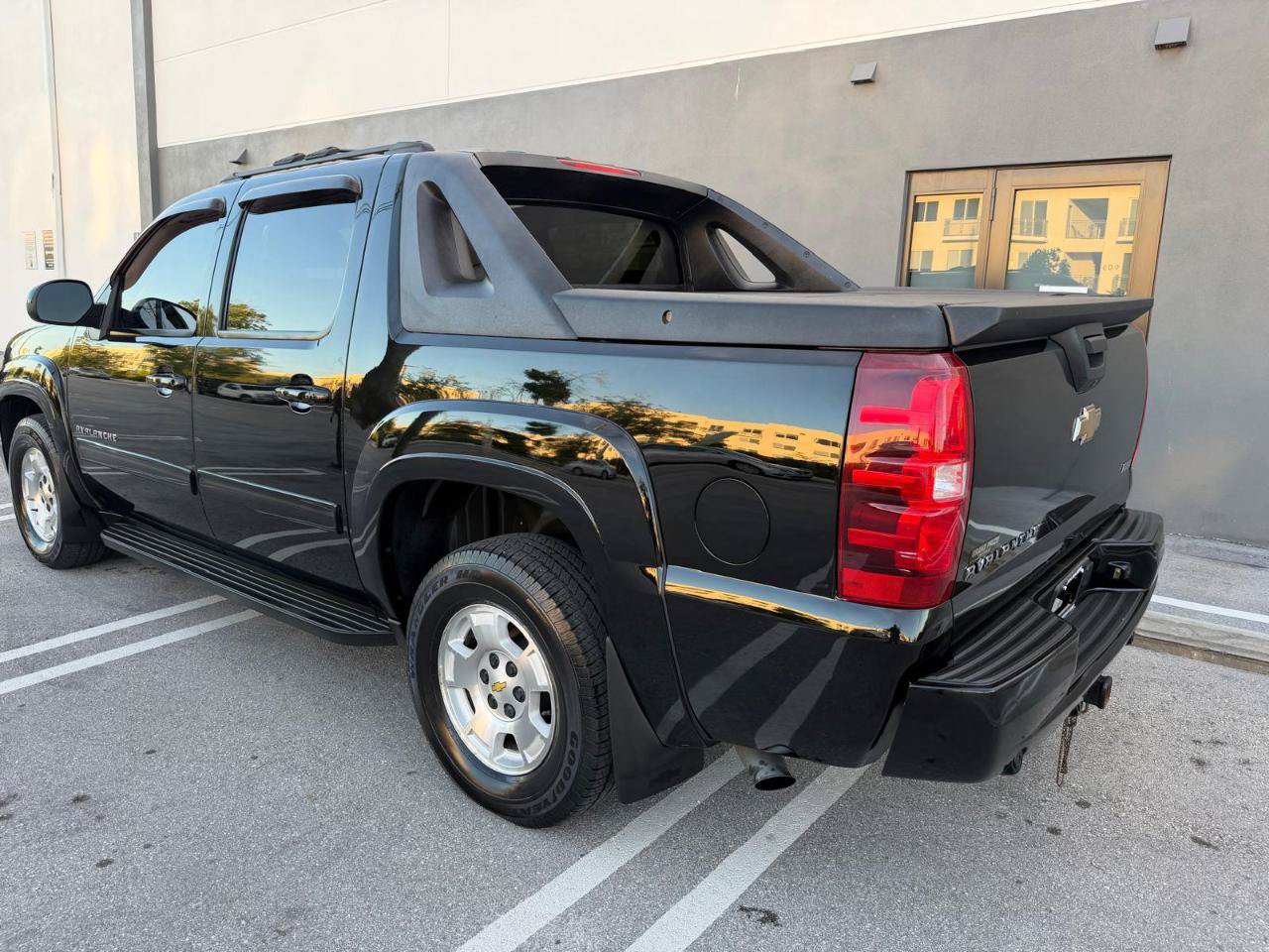 Used 2011 Chevrolet Avalanche LS w/ Convenience Package RWD image 9