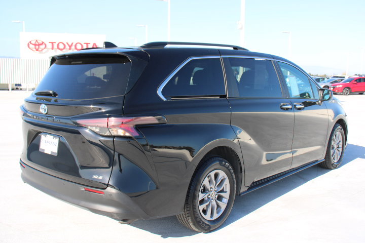 Certified 2025 Toyota Sienna XLE image 3