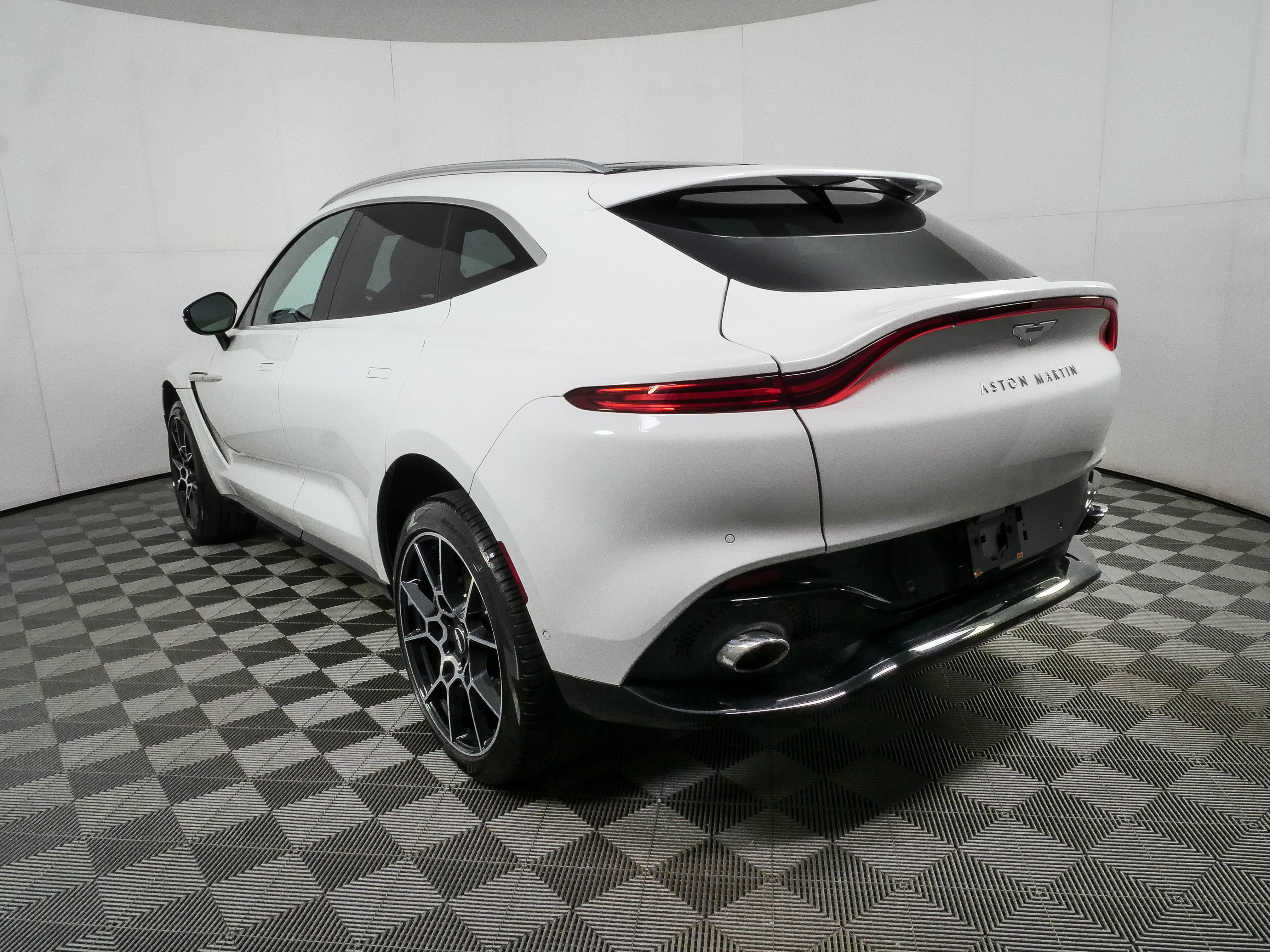 Used 2021 Aston Martin DBX AWD/4WD image 3
