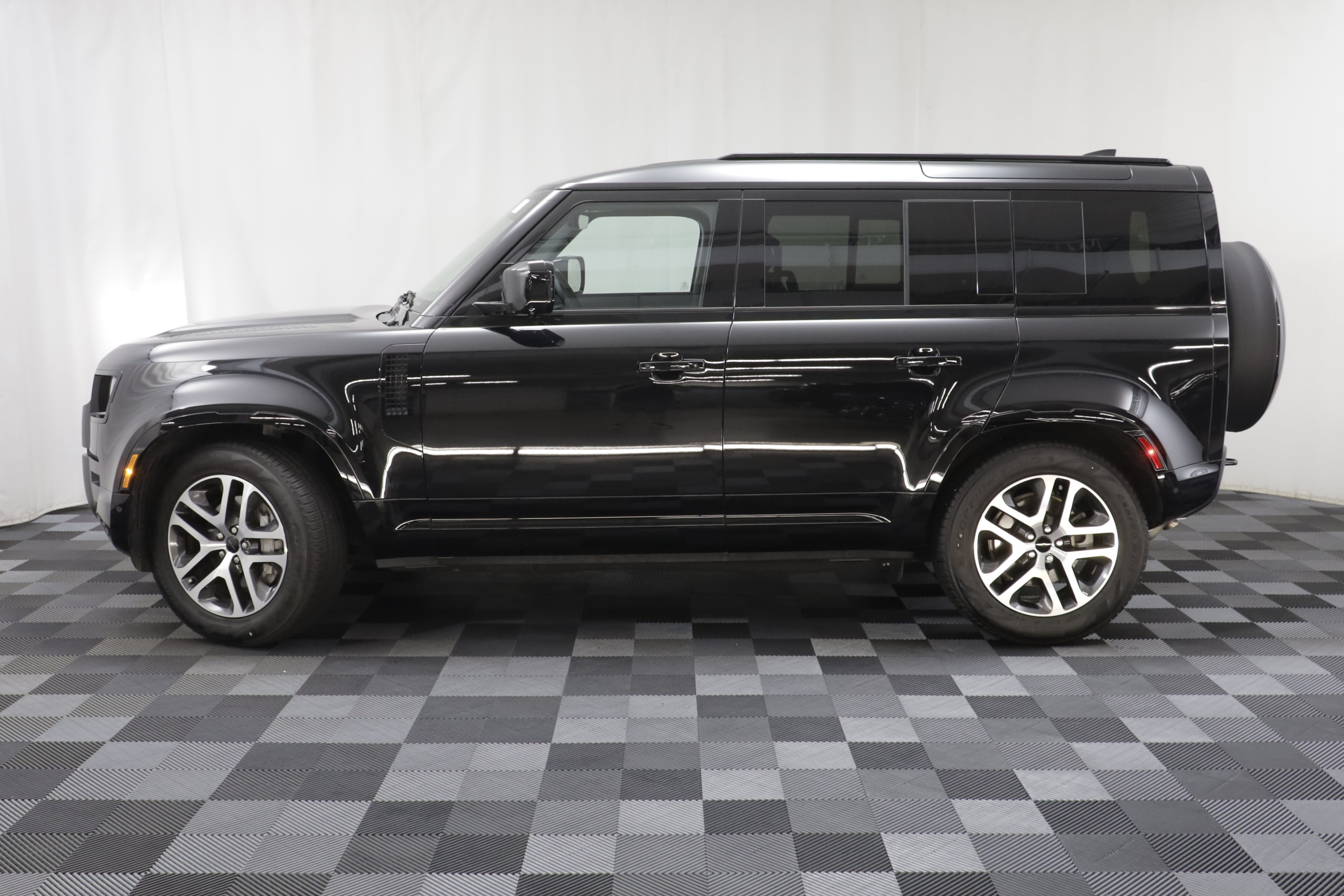 Certified 2026 Land Rover Defender 110 X-Dynamic SE AWD/4WD image 4