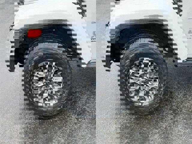Used 2024 Jeep Wrangler Sahara image 13