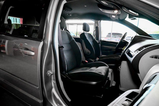 Used 2017 Dodge Grand Caravan SE FWD image 27