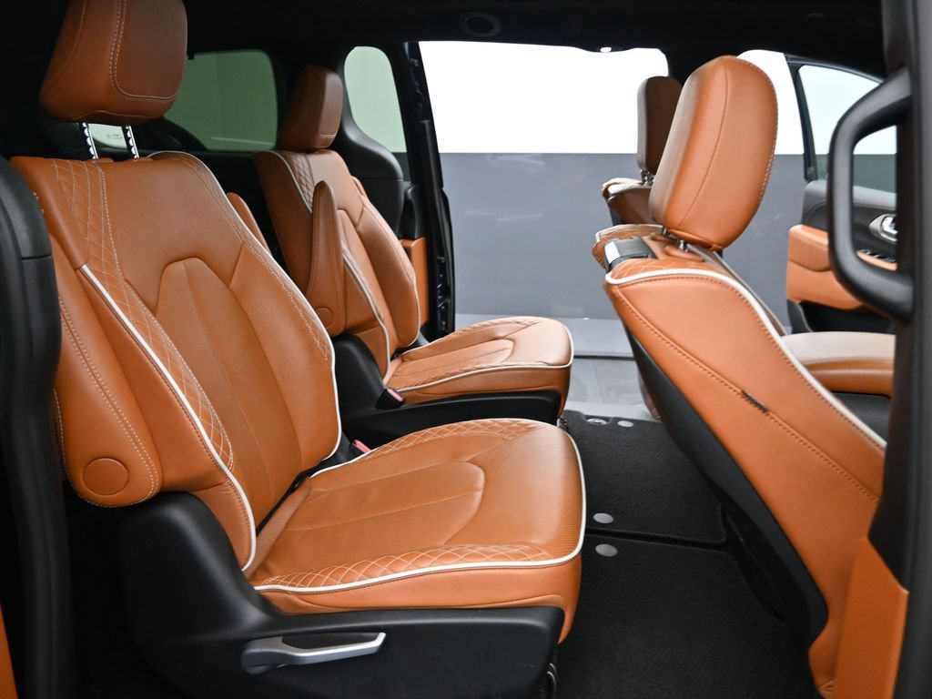 Used 2024 Chrysler Pacifica Pinnacle FWD image 16