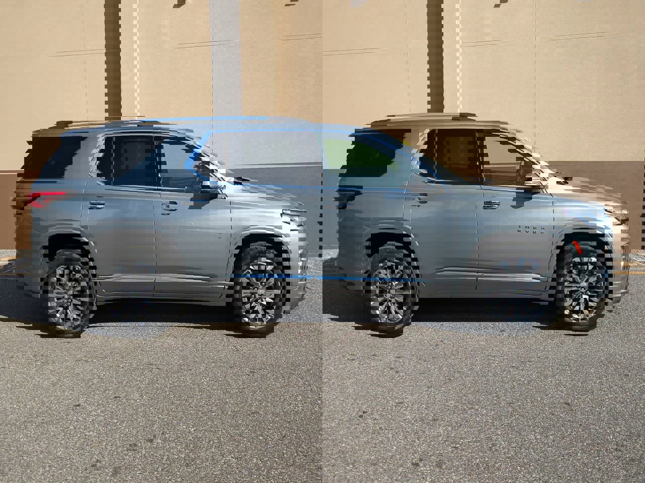 Used 2023 Chevrolet Traverse Premier image 3