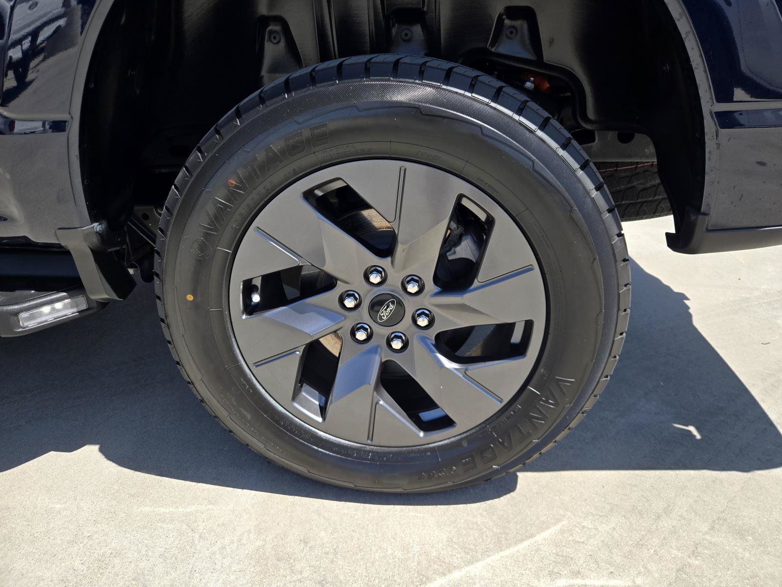 Used 2022 Ford F150 Lightning Lariat AWD/4WD image 30