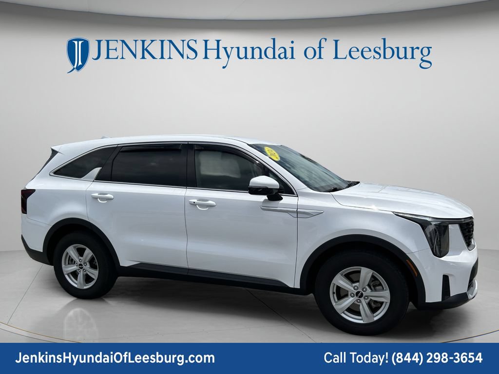 Used 2024 Kia Sorento LX FWD image 2