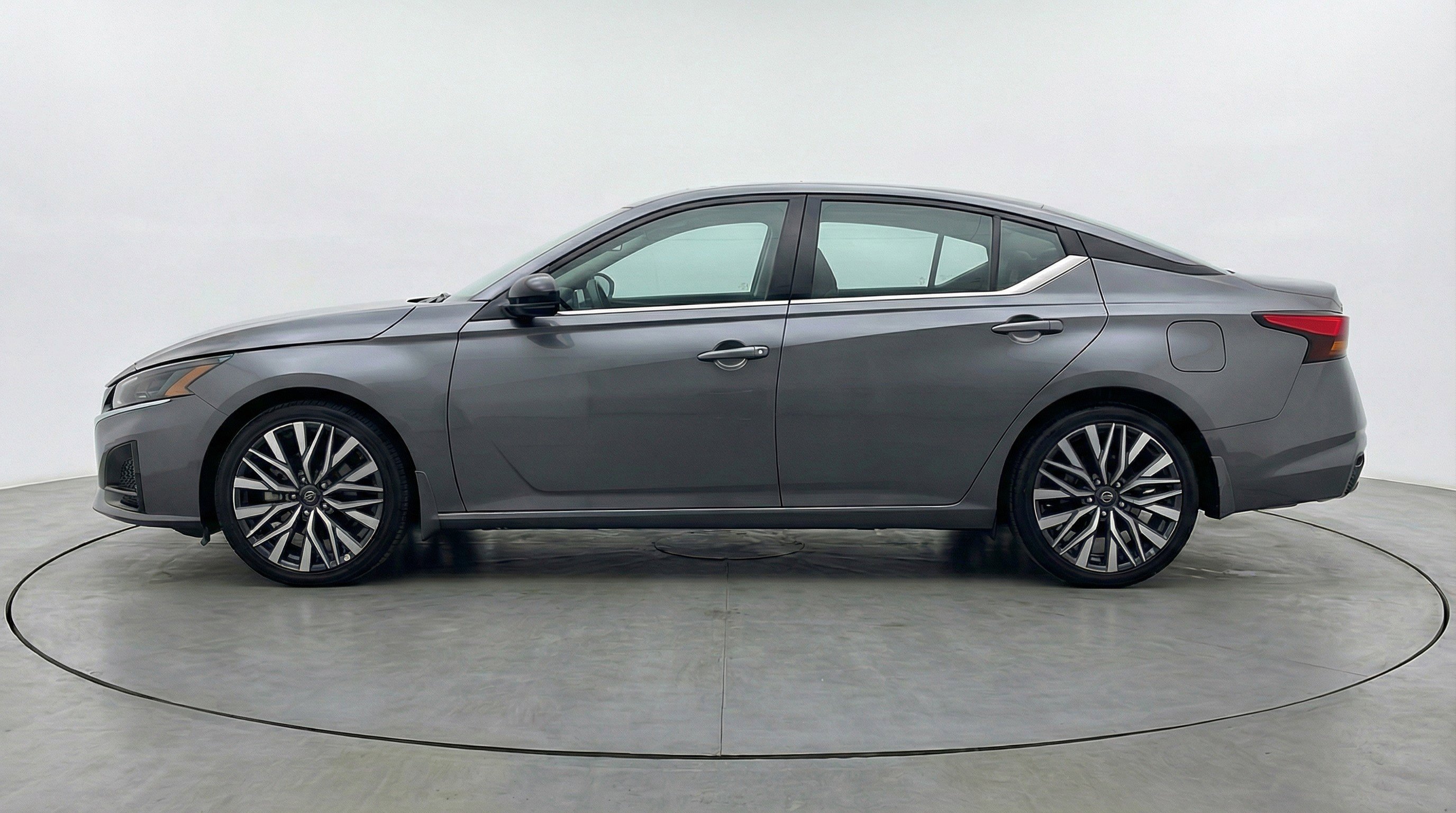 Used 2025 Nissan Altima 2.5 SV FWD image 5