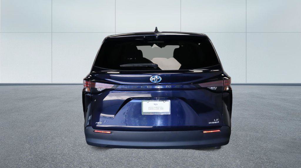 Used 2024 Toyota Sienna LE AWD/4WD image 4