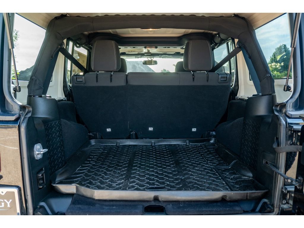 Used 2017 Jeep Wrangler Unlimited Sahara w/ Connectivity Group AWD/4WD image 14