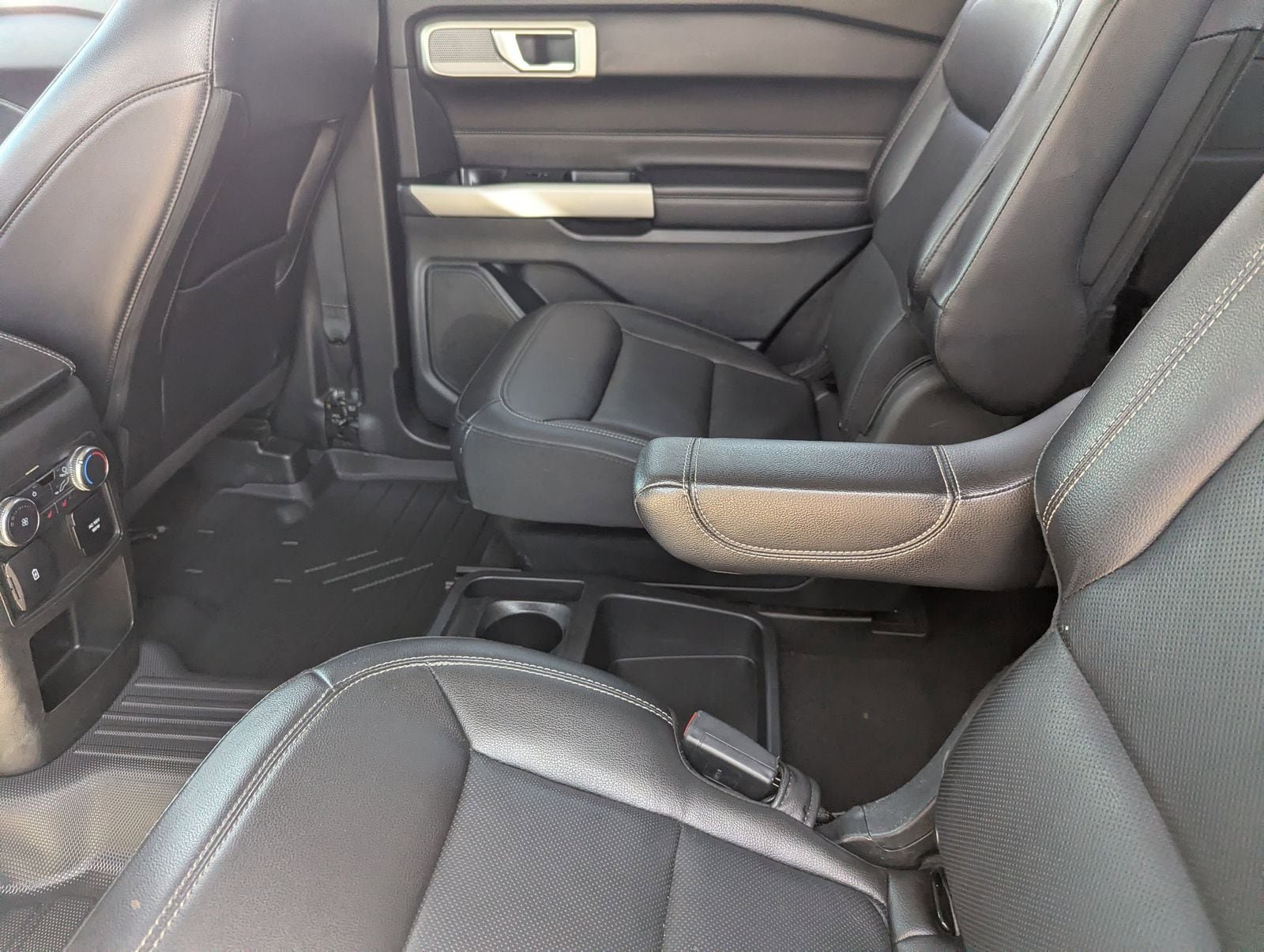 Used 2021 Ford Explorer Limited w/ Equipment Group 301A AWD/4WD image 16