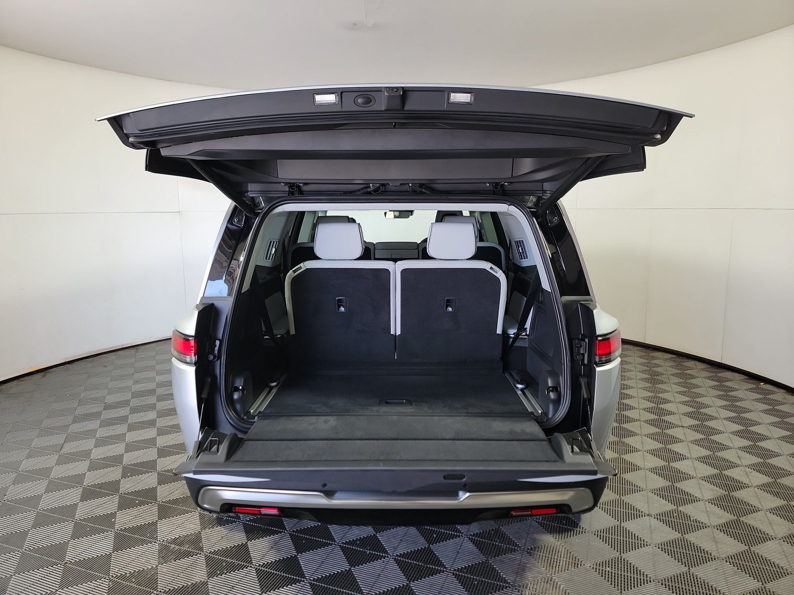 Used 2023 Rivian R1S Adventure AWD/4WD image 15