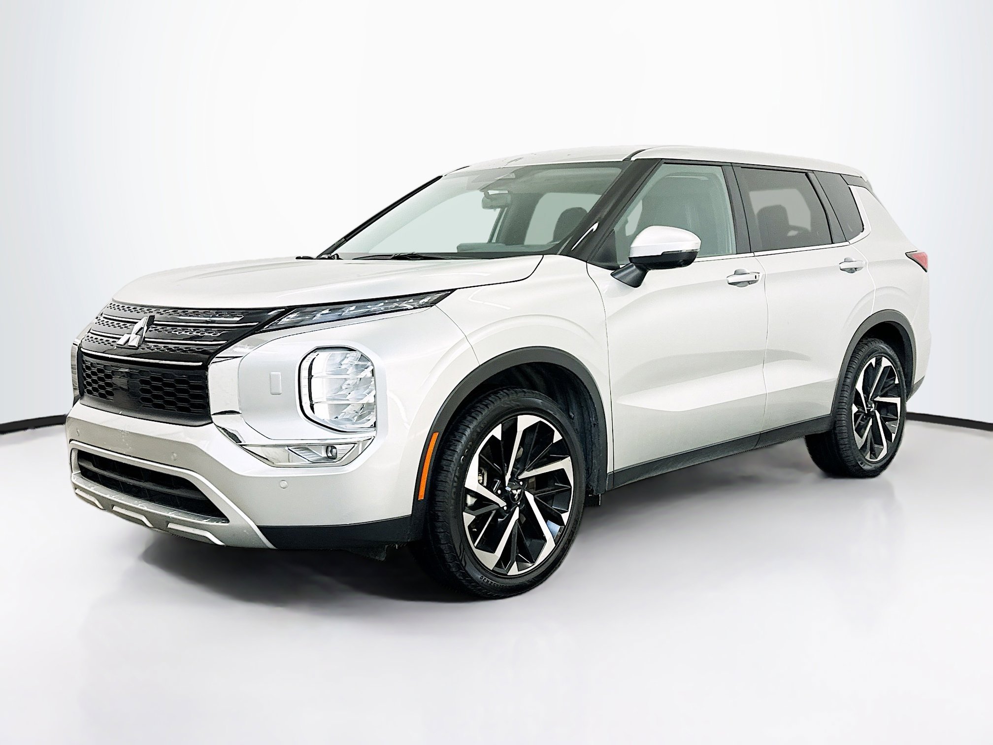 Used 2024 Mitsubishi Outlander SE image 3