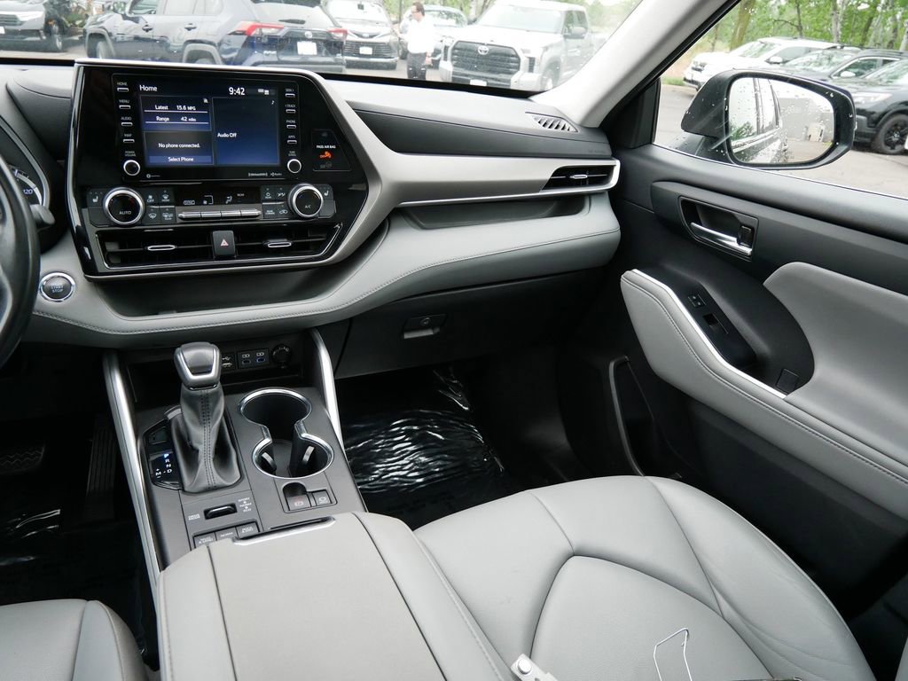 Used 2022 Toyota Highlander XLE AWD/4WD image 15
