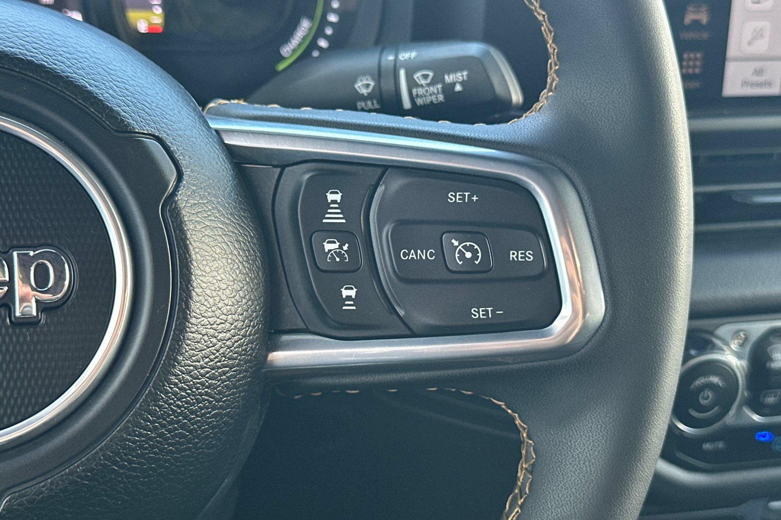 Used 2024 Jeep Wrangler Unlimited Sahara AWD/4WD image 28
