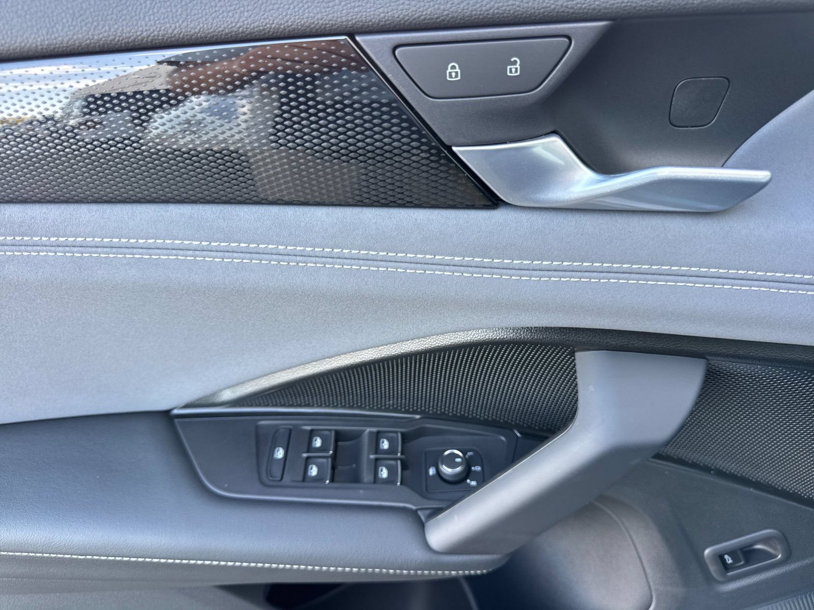 New 2026 Volkswagen Tiguan SE FWD image 11