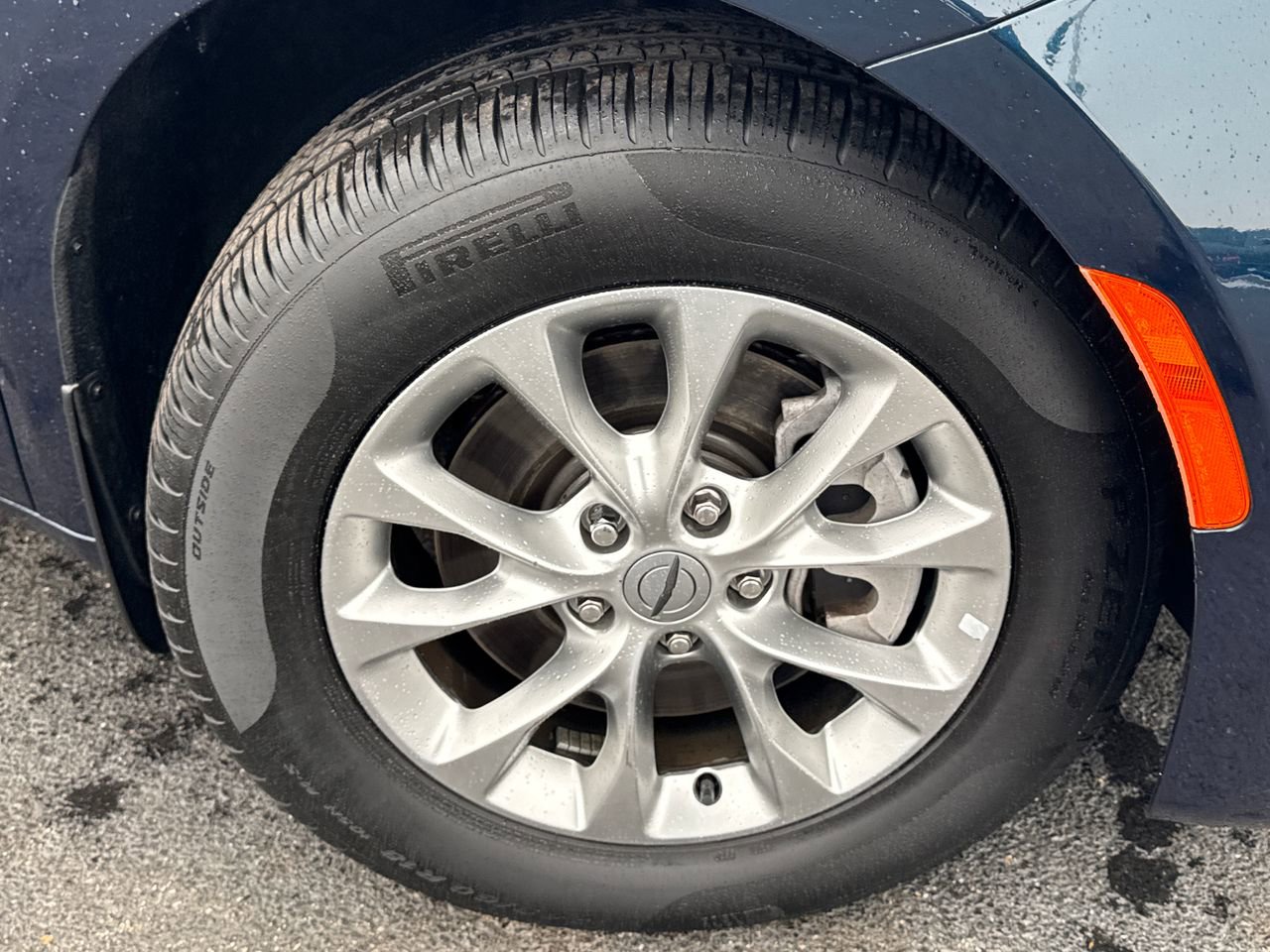 Used 2024 Chrysler Pacifica Touring-L image 9