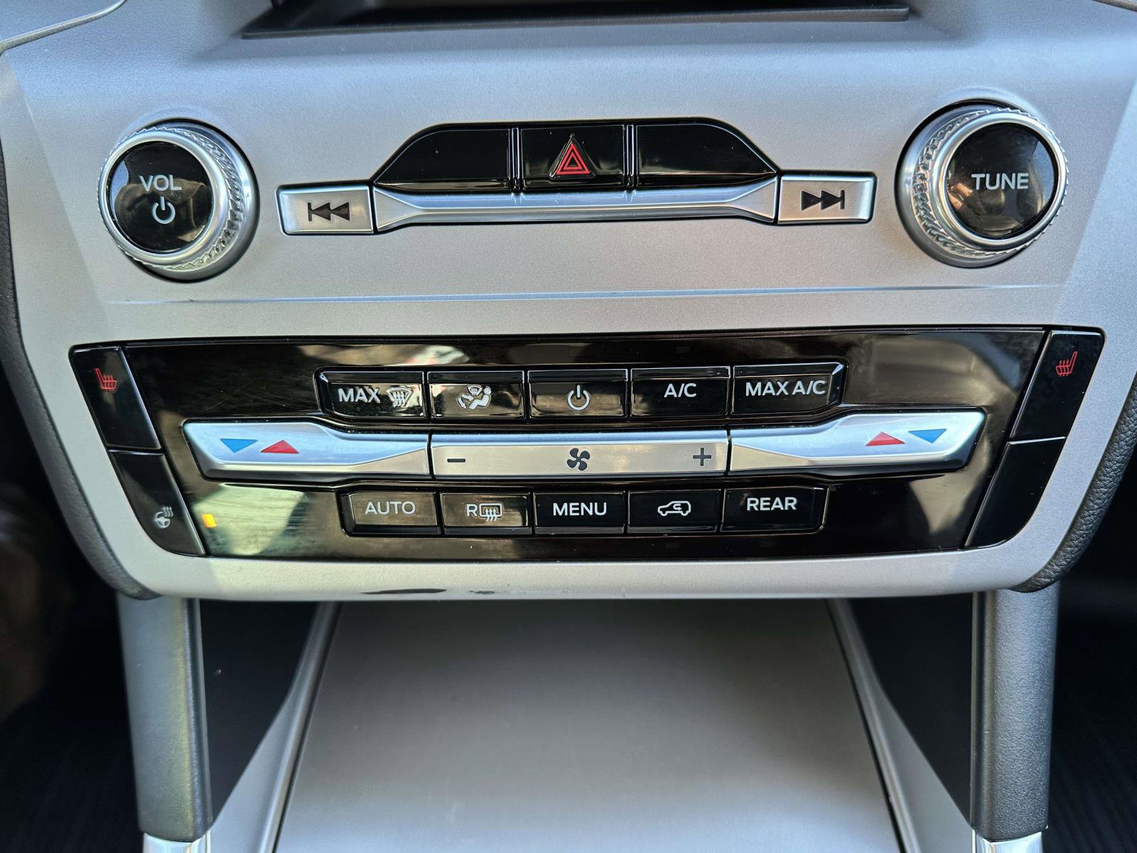 Used 2023 Ford Explorer XLT w/ Equipment Group 202A image 25