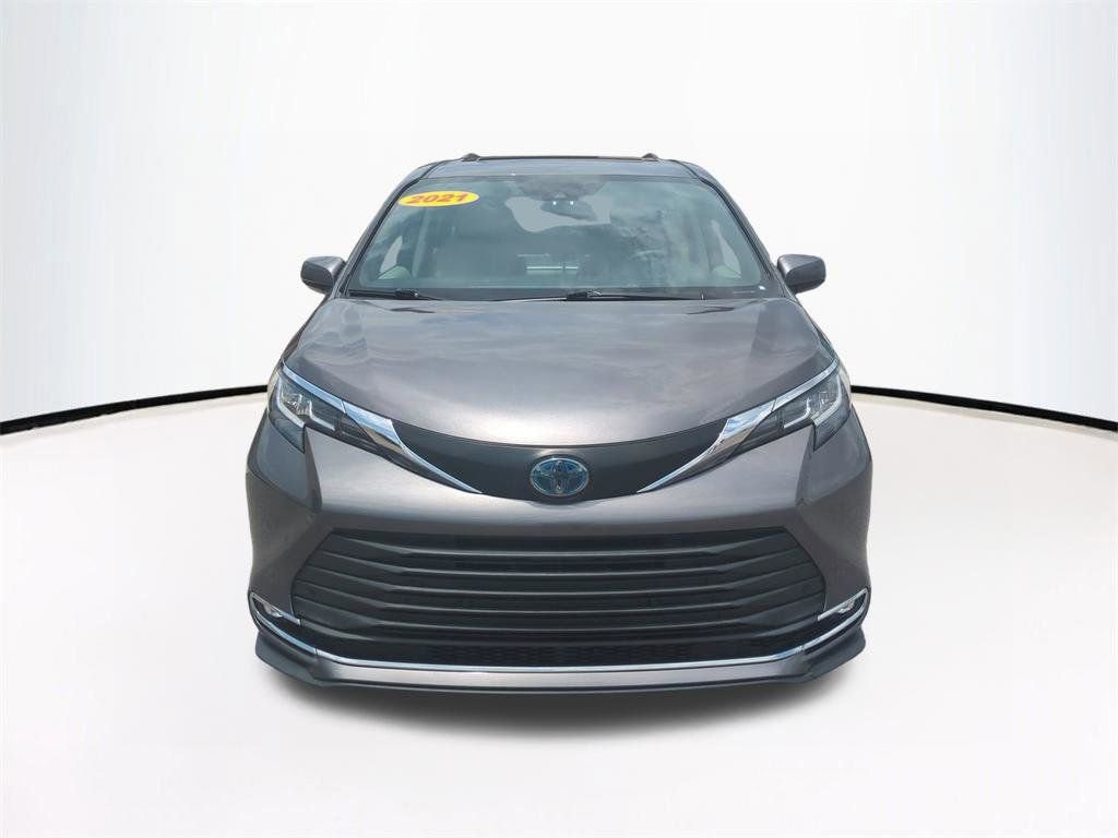 Used 2021 Toyota Sienna XLE FWD image 3