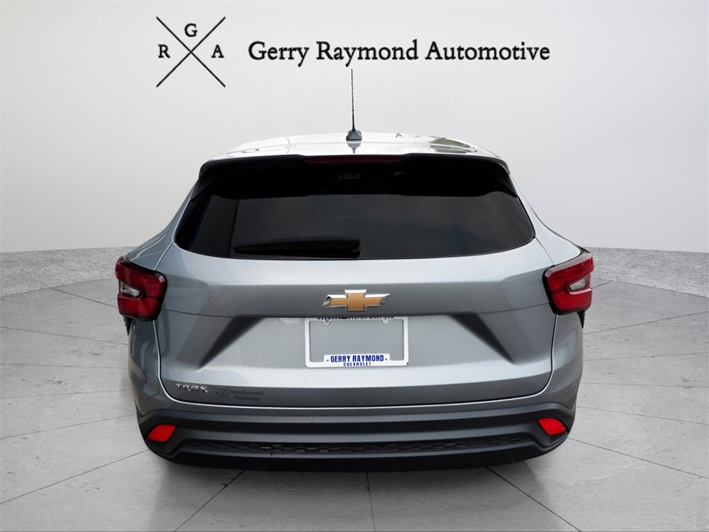 Used 2025 Chevrolet Trax LS w/ LS Convenience Package image 5
