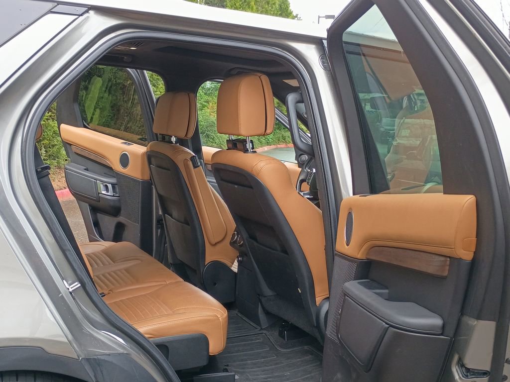 Used 2018 Land Rover Discovery HSE Luxury image 18