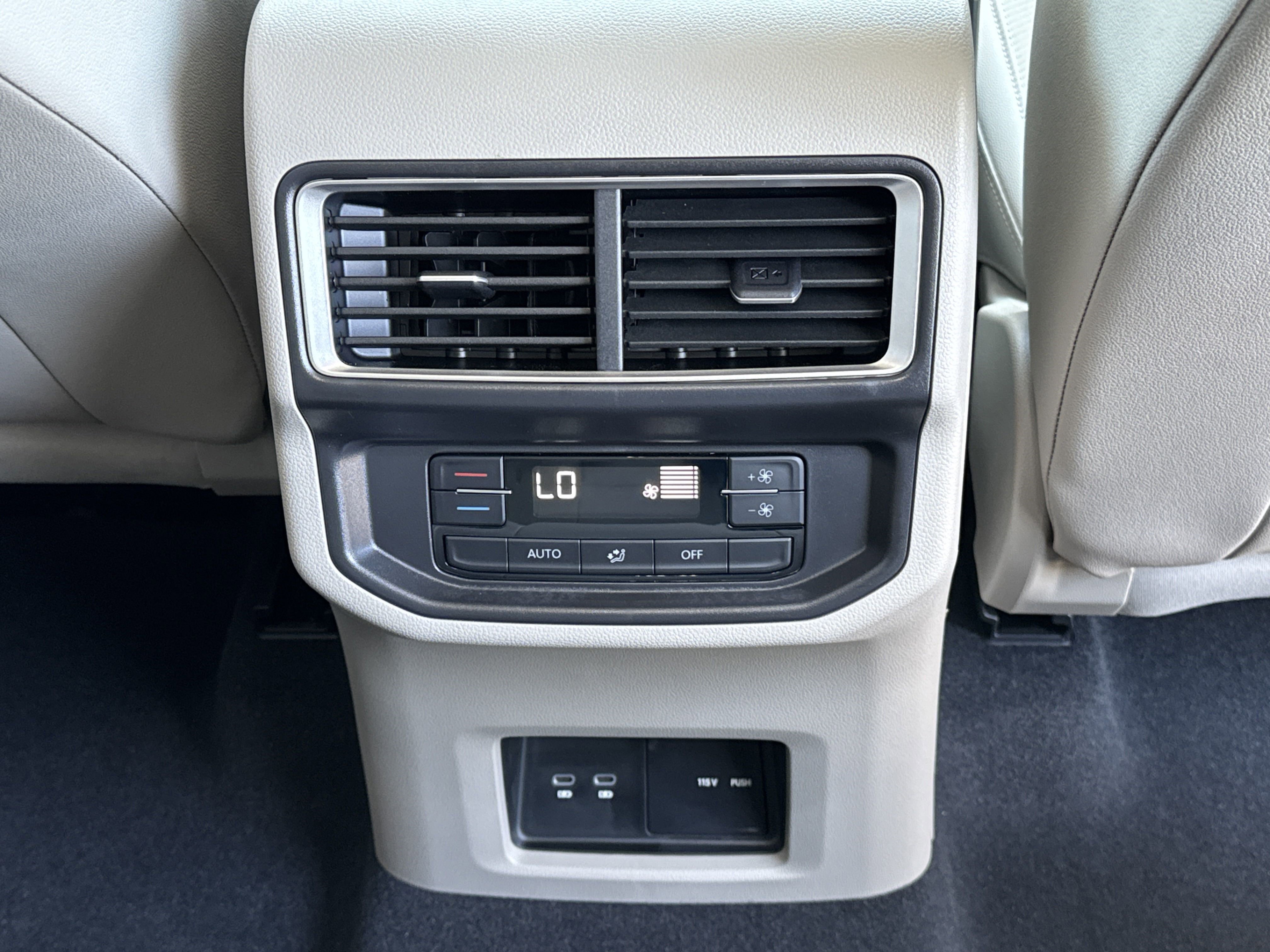 Used 2025 Volkswagen Atlas SE image 30