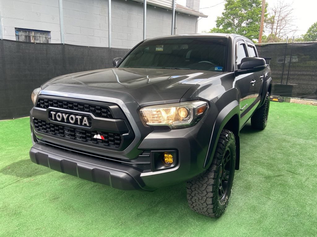 Used 2017 Toyota Tacoma TRD Off-Road w/ Tow Package (A/T) AWD/4WD image 9