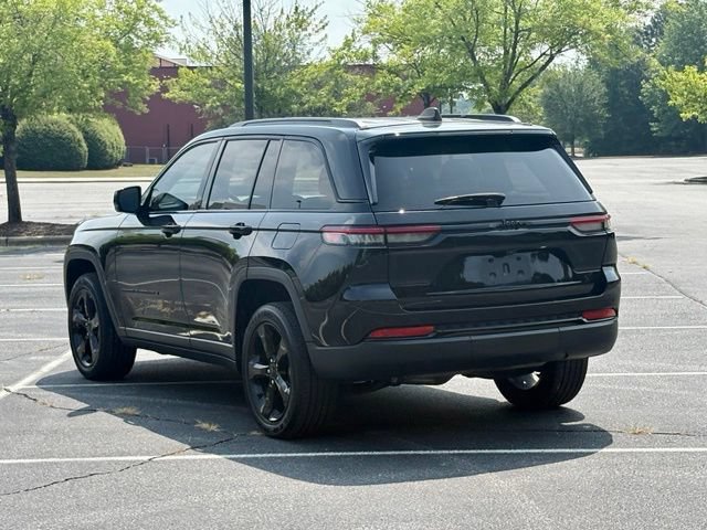 Used 2023 Jeep Grand Cherokee Altitude RWD image 5