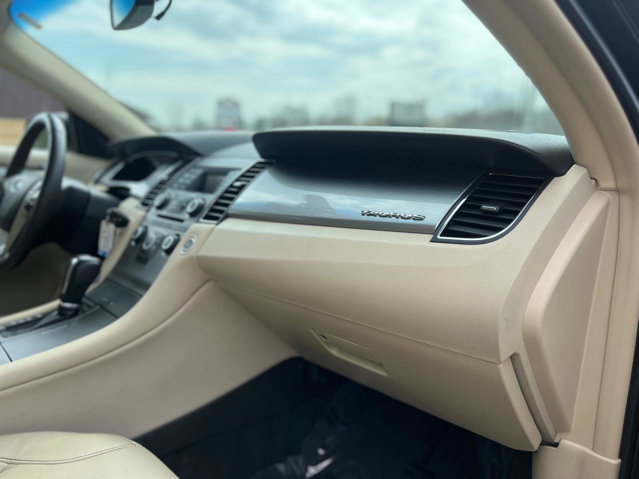 Used 2017 Ford Taurus SEL FWD image 38