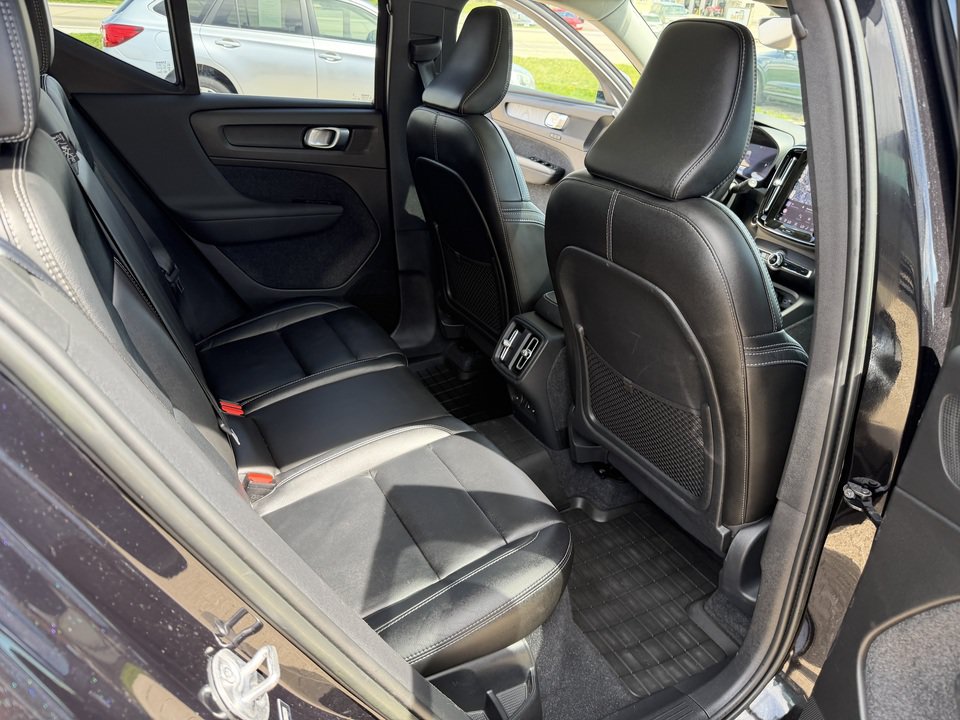 Used 2023 Volvo XC40 B5 Plus AWD/4WD image 18