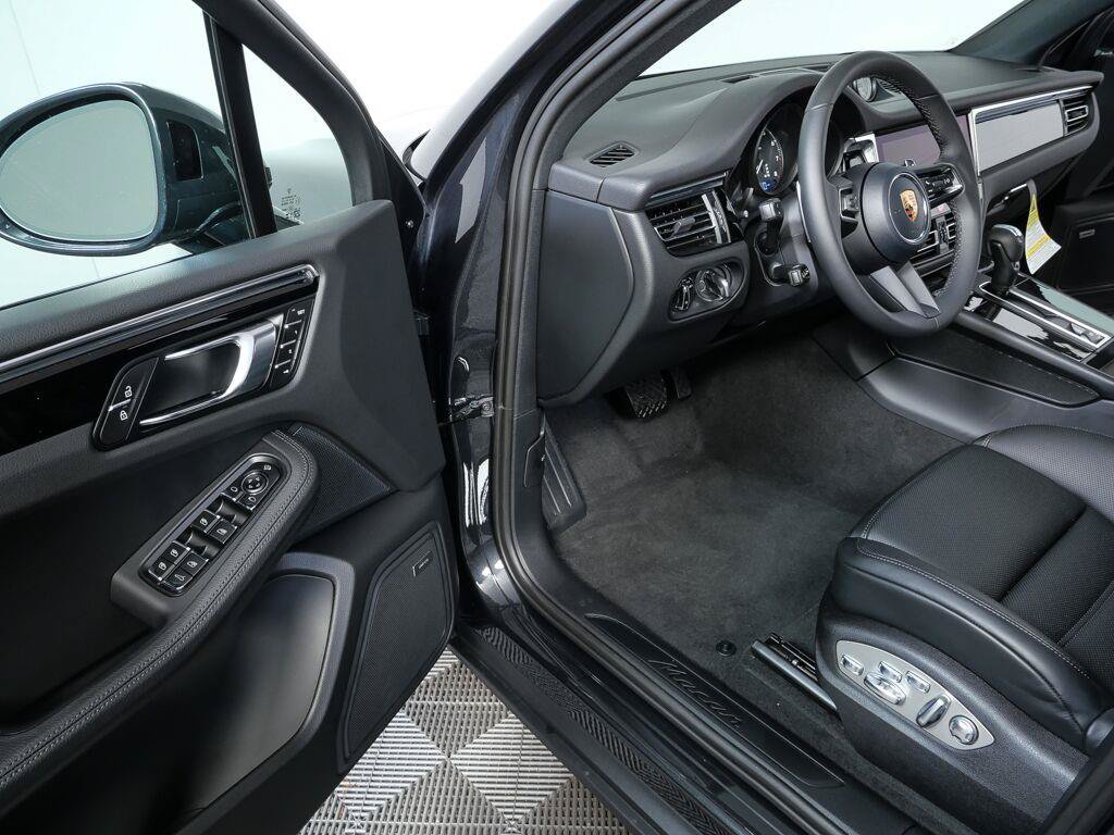Certified 2026 Porsche Macan AWD/4WD image 8