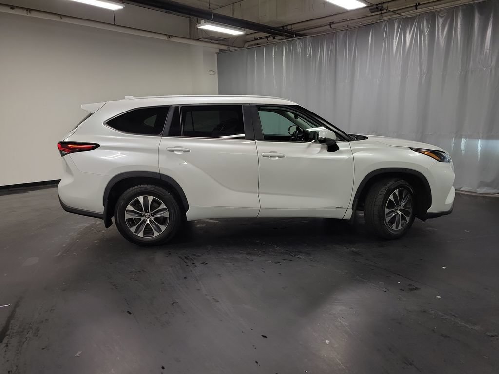 Used 2024 Toyota Highlander XLE AWD/4WD image 9