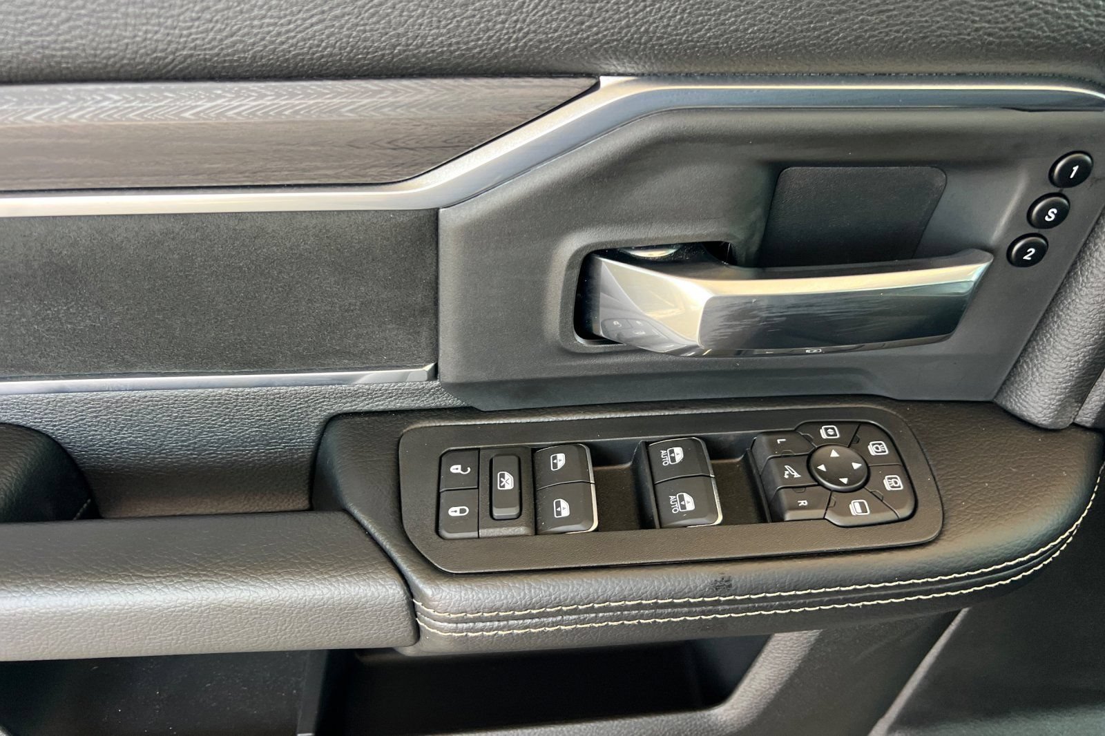New 2026 RAM 3500 Laramie AWD/4WD image 10