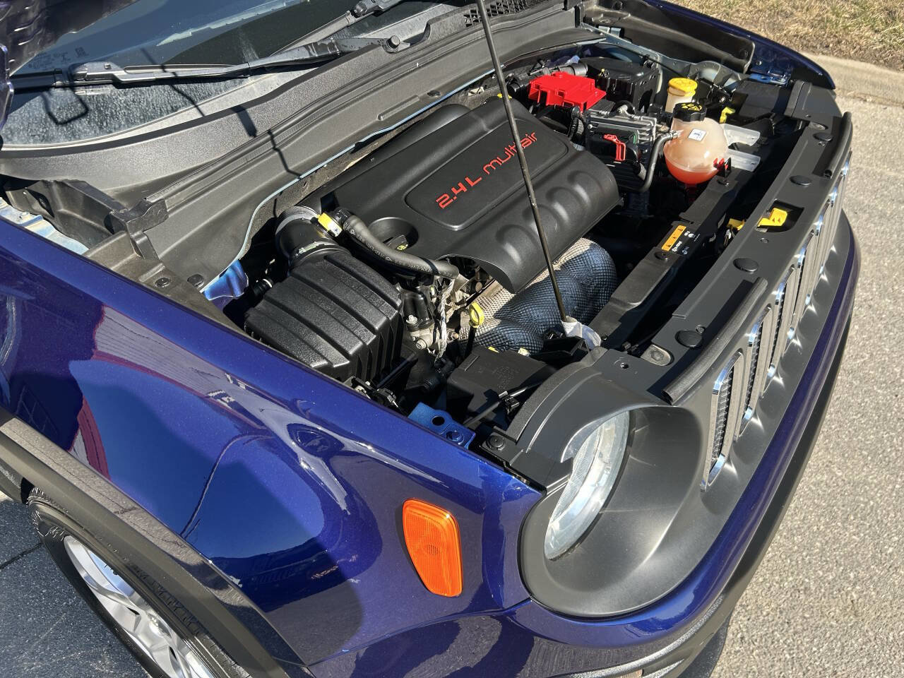 Used 2018 Jeep Renegade Latitude w/ Cold Weather Group AWD/4WD image 17