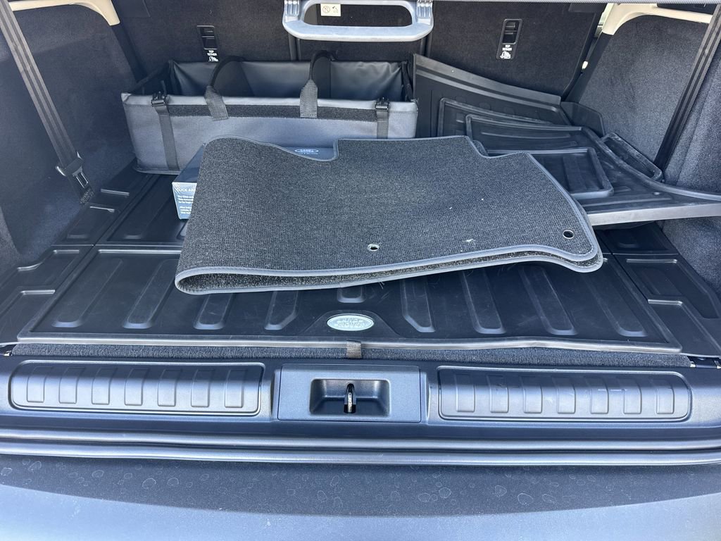 Used 2025 Land Rover Discovery S image 18