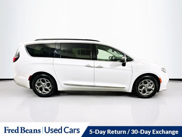 Used 2023 Chrysler Pacifica Limited FWD image 11