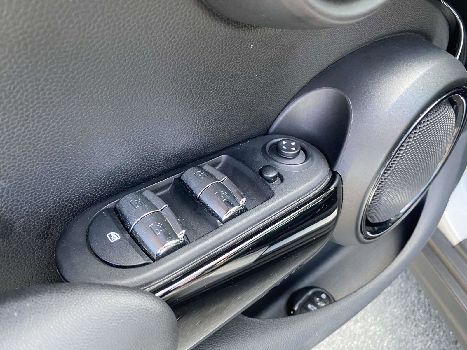 Used 2019 MINI Cooper 4-Door Hardtop w/ Signature Upholstery Package image 17