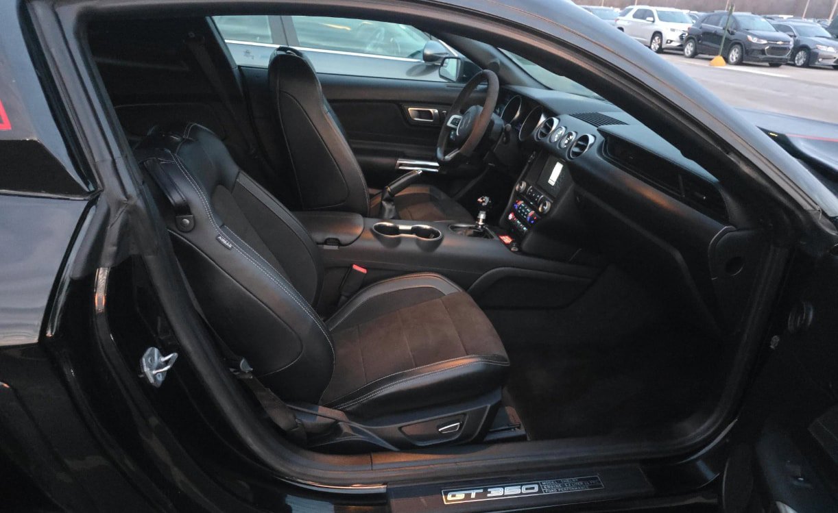 Used 2016 Ford Mustang Shelby GT350 w/ Technology Package image 11