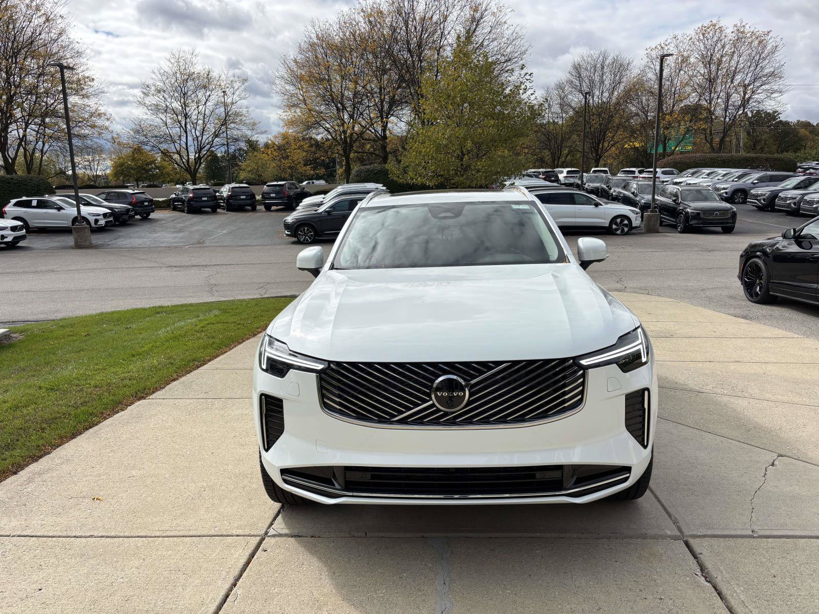 Used 2026 Volvo XC90 B6 Plus w/ Protection Package Premier AWD/4WD image 2