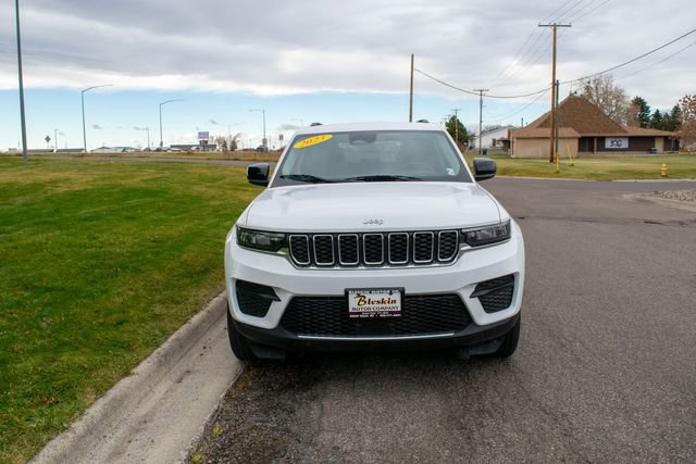 Used 2023 Jeep Grand Cherokee Laredo AWD/4WD image 2