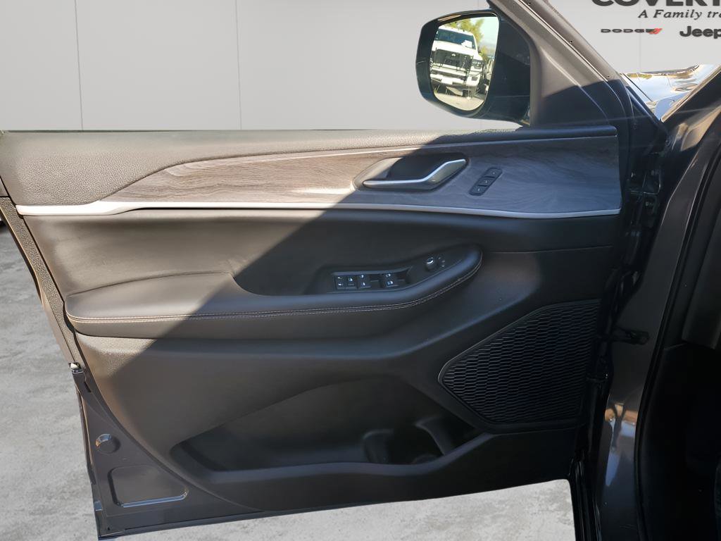 Used 2024 Jeep Grand Cherokee Limited image 25