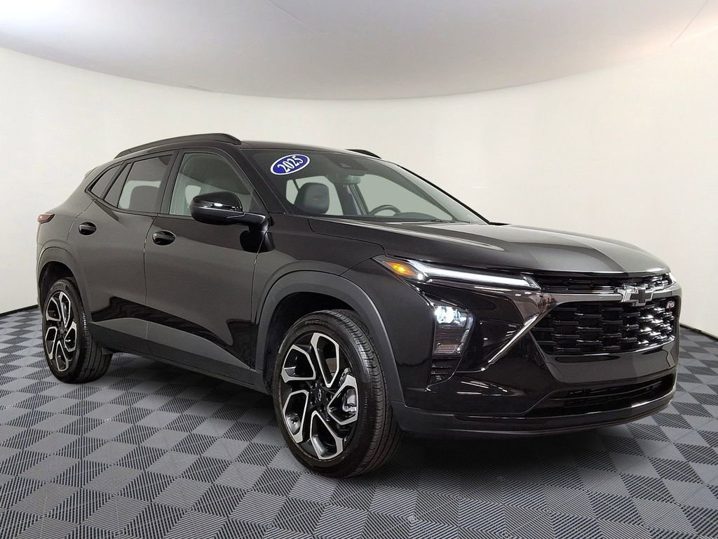 Used 2025 Chevrolet Trax RS image 1
