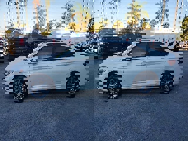 Used 2023 Volkswagen Jetta SE w/ Panoramic Sunroof Package image 4