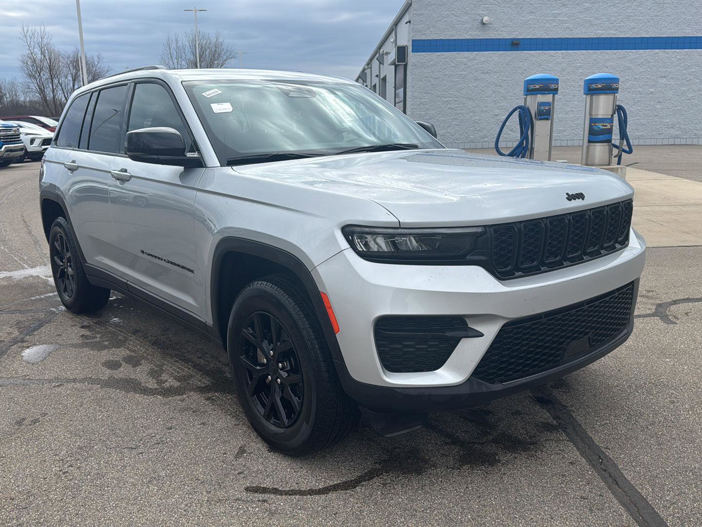 Used 2025 Jeep Grand Cherokee Altitude image 8