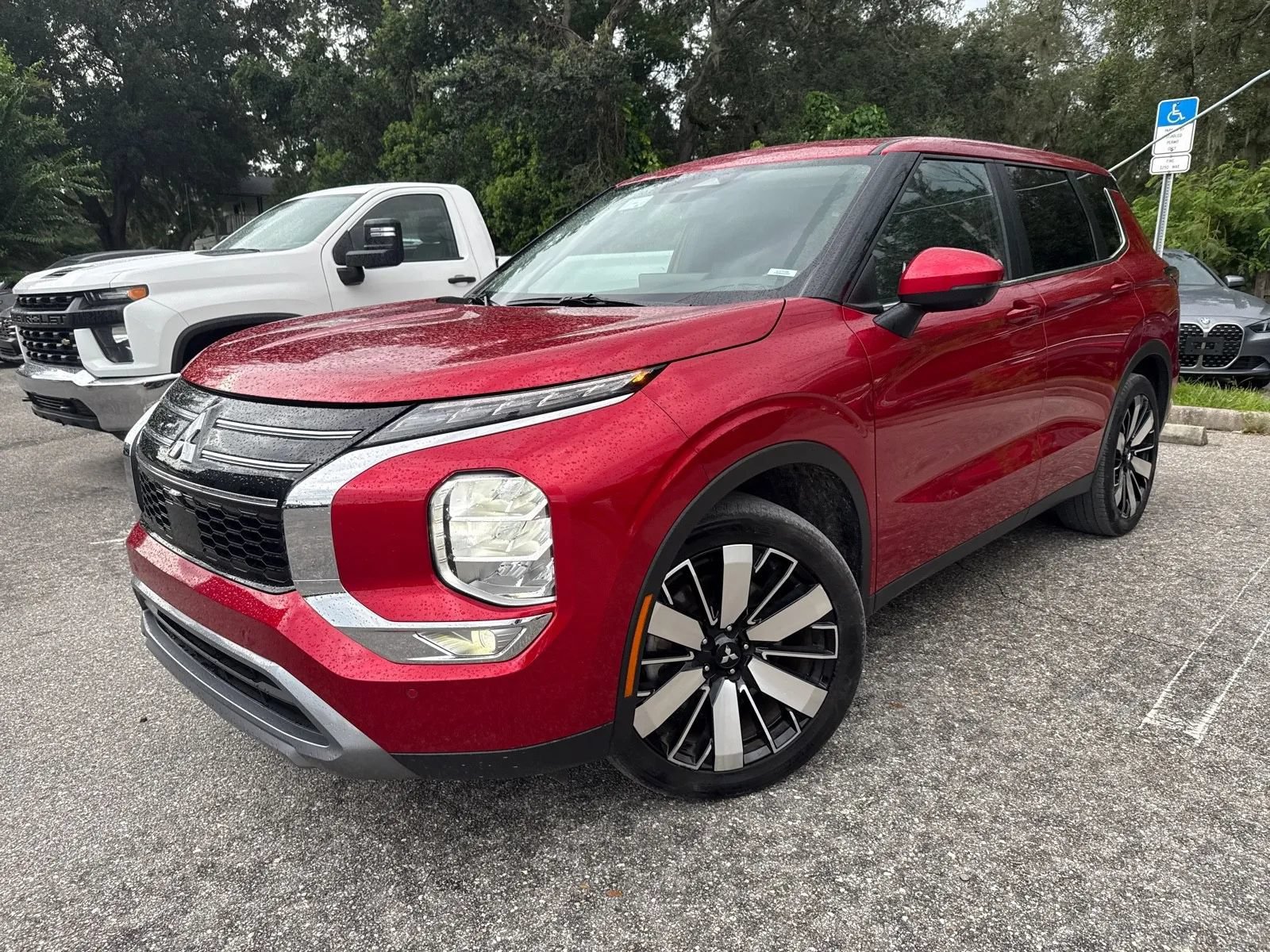 Used 2025 Mitsubishi Outlander SE FWD image 2